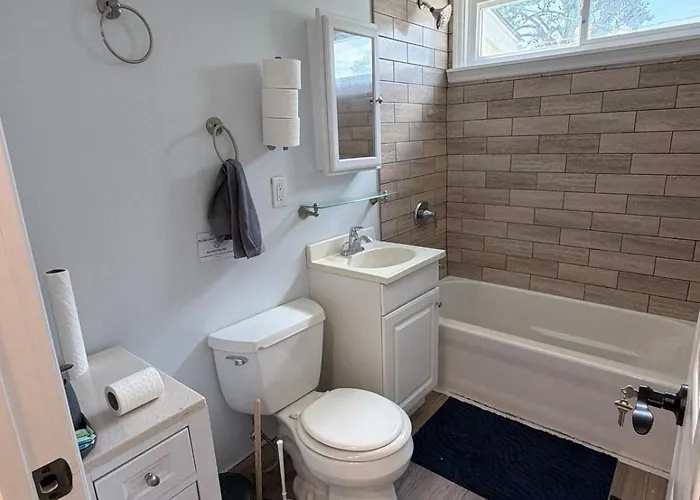Beautifully Upgraded Two Bedroom Columbus