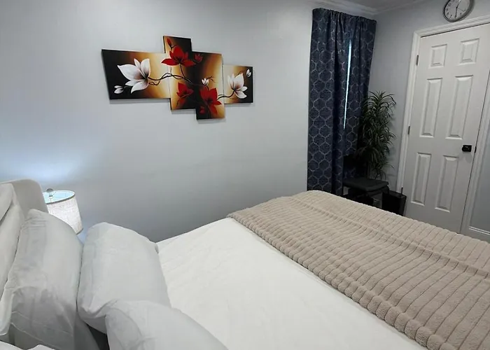 Beautifully Upgraded Two Bedroom * Columbus