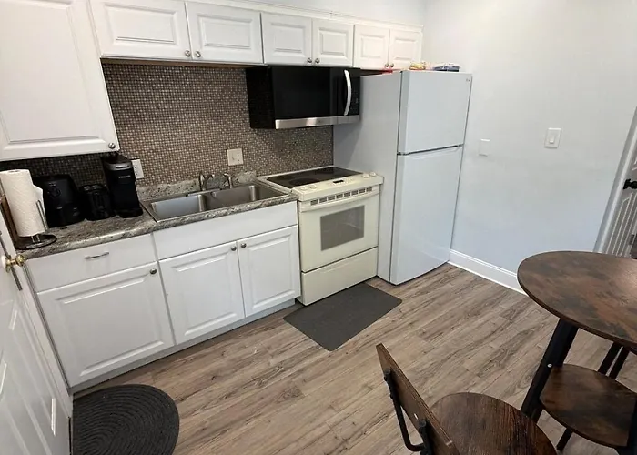 Beautifully Upgraded Two Bedroom Сasa de vacaciones *