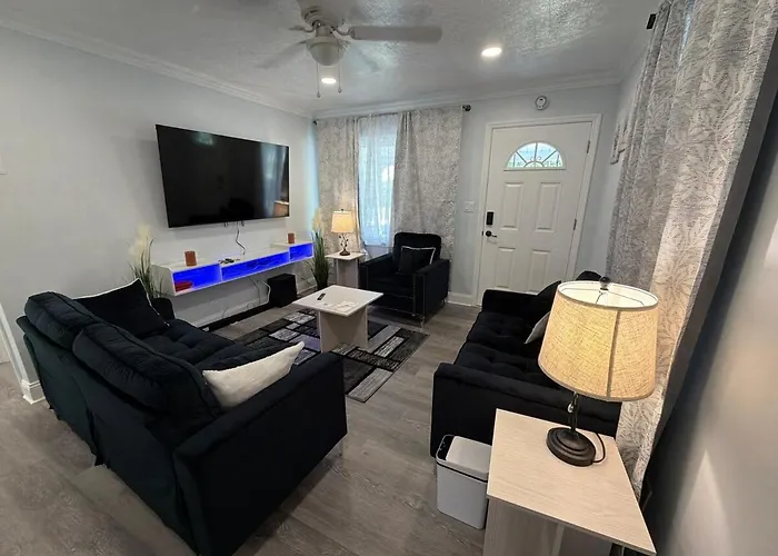 Beautifully Upgraded Two Bedroom Сasa de vacaciones *