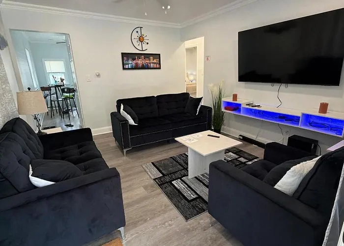 Beautifully Upgraded Two Bedroom * Columbus
